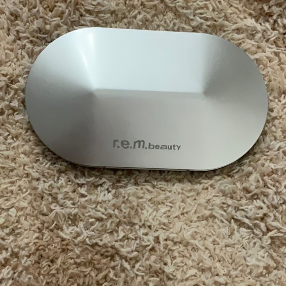 R.E.M. beauty eyeshadow palette in Principessa. - Picture 2 of 6